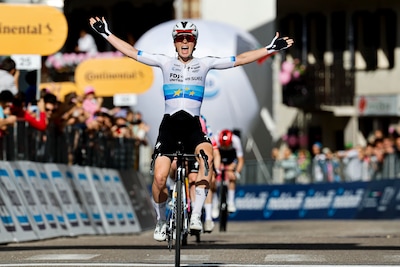 Van der Breggen pareert aanval en behoudt roze trui in Giro Donne, primeur voor ritwinnares Vollering