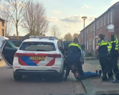 Dronken mannen zorgen voor overlast in Gemert: één steekt middelvingers op naar politie op vol terra