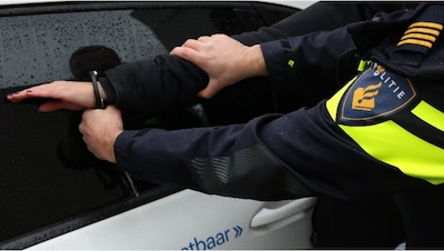 Rotterdammer (41) aangehouden na vondst vuurwapens, drugs en grote hoeveelheid cash