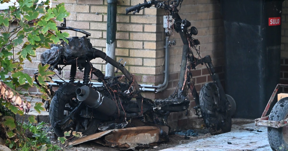 Scooter in vlammen opgegaan bij woning in Limmen
