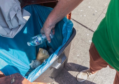 Ontroerend moment op Den Haag Centraal: dakloze man deelt eten met influencer