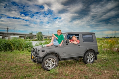Monique is gek op vierkante auto’s en kleuren: elk jaar krijgt haar Suzuki Samurai een nieuwe look