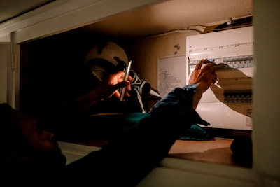 Met hulp van een elektricien haal je nog meer uit de stekkerbatterij in huis