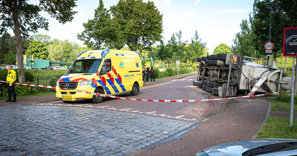 Betonwagen gekanteld en olie op de weg na eenzijdig ongeluk