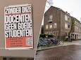 Met de staking willen leerlingen voorkomen dat een aantal docenten wordt overgeplaatst naar andere middelbare scholen.