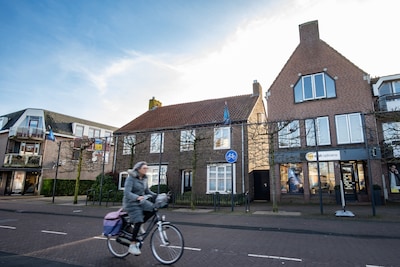 Snelheidsduivels en wheelies: bewoners Stationsweg in Woudenberg zijn overlast zat en komen in actie