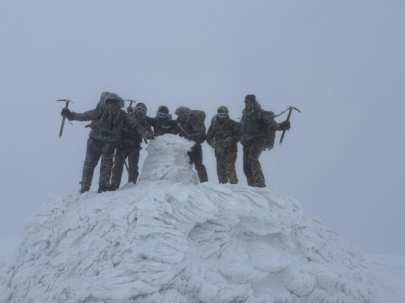 Reservisten van het Korps Mariniers hebben vrijdag in Schotland een burger gered op de Ben Nevis. Met 1345 meter is dit de hoogste berg van het Verenigd Koninkrijk.