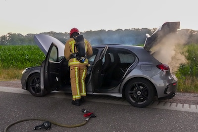 Auto vat tijdens het rijden vlam in Deurne