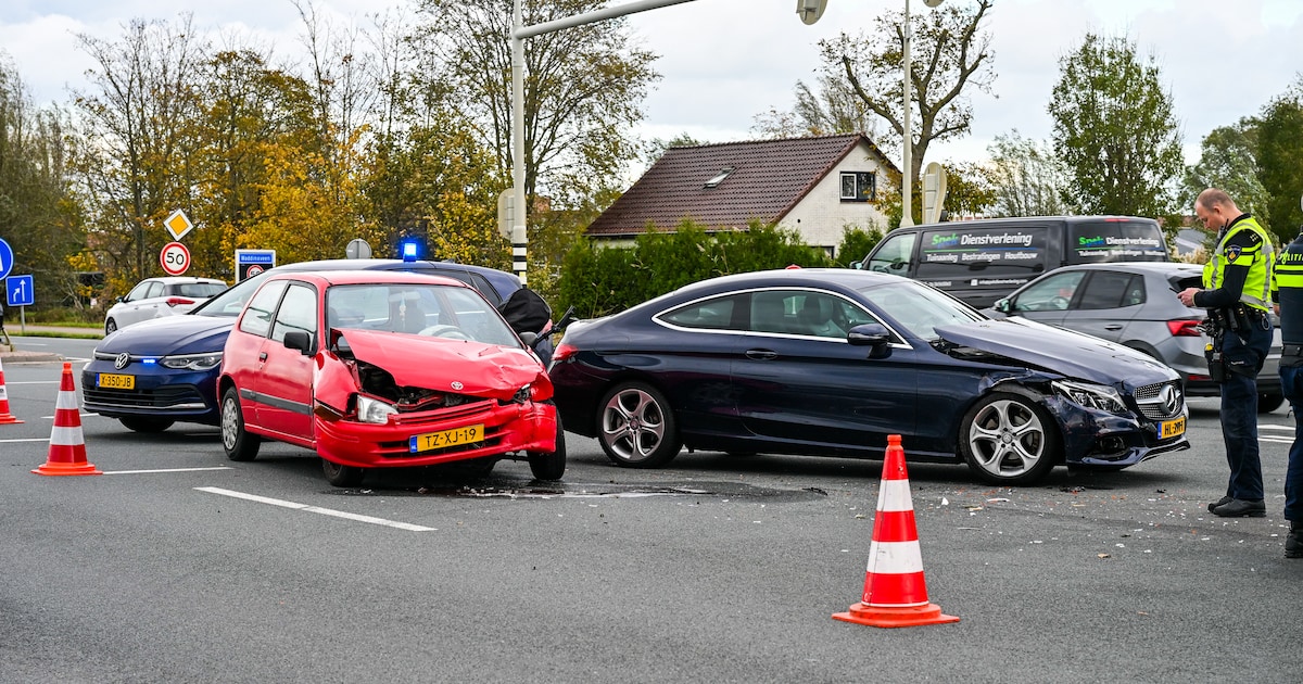 Twee auto’s botsen op N453 in Waddinxveen, wagens flink beschadigd