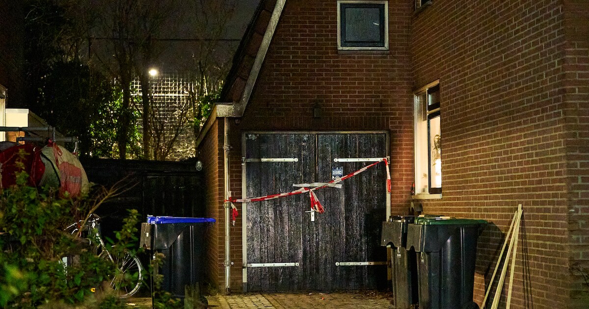Jongen (15) overleden na brand in schuur aan Philipshoofjesweg in Dirksland | Foto