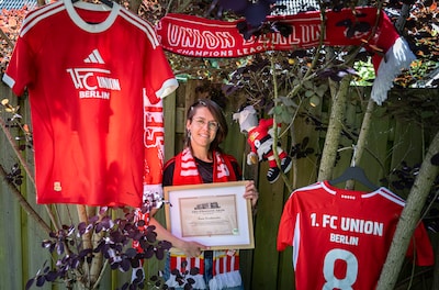 Marieke runt een fanaccount van een Duitse voetbalclub: ‘Na twee maanden stond ik tussen de ultra’s’