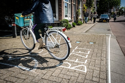 Briefjes door de bus en constant aanbellen: bewoners worden gek van mensen die Koningsdagplek willen