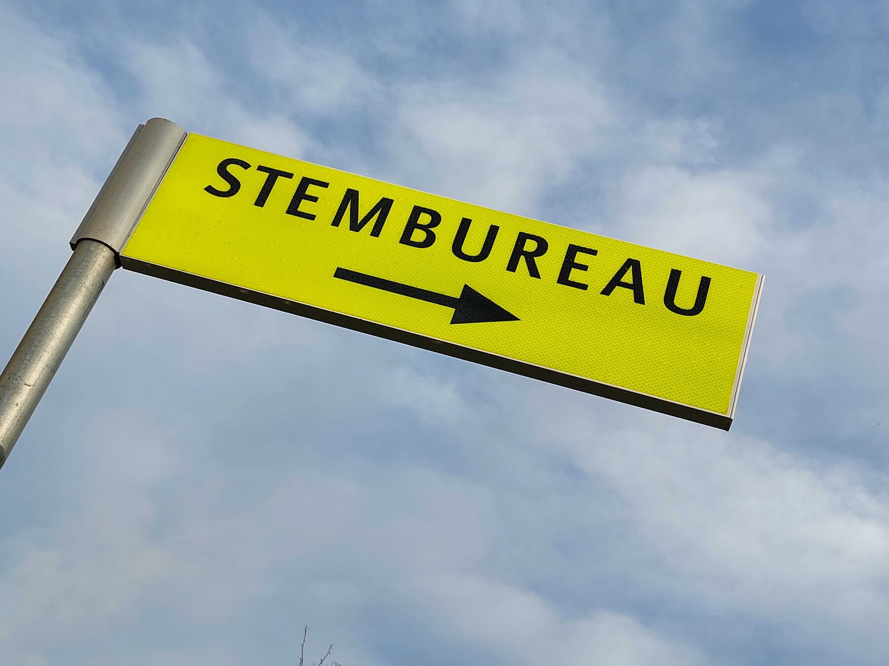 Burgemeester Dijksma brengt stem uit in sporthal in Utrecht