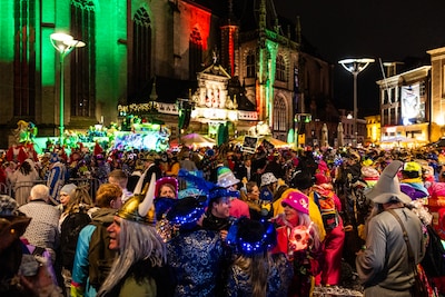Wachttijden van een uur en jongeren in de vrieskou: dit zijn de groeipijnen van carnaval in Zwolle
