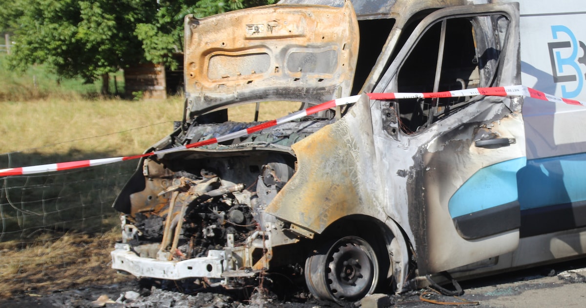Bestelbus uitgebrand in Maastricht, politie doet onderzoek brandstichting