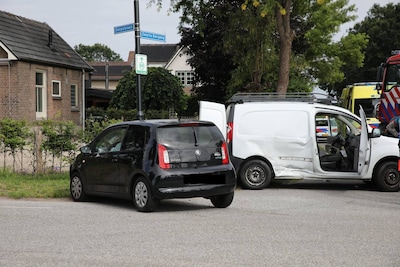 Botsing tussen twee auto’s in Oosterhuizen, hond blijft ongedeerd