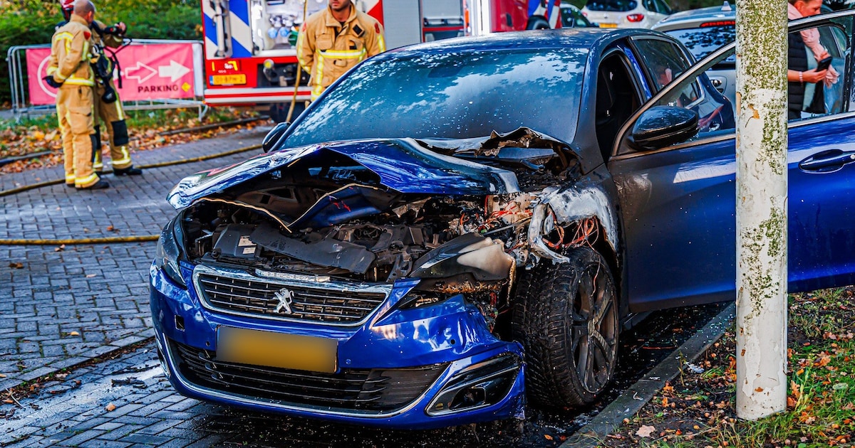 Auto brandt op twee plekken in Eindhoven, politie onderzoekt mogelijke brandstichting