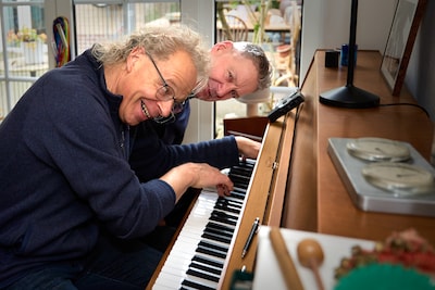 Stenzel en Kivits zetten gedichten Astenaar als liedjes online