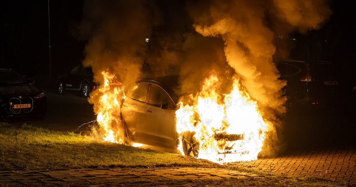 Meters hoge vlammen slaan uit geparkeerde auto in Haarlem