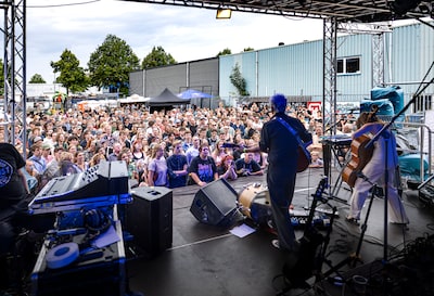 Van Spinvis tot Hallo Venray: festival dB’s Buiten biedt een hele rits bands voor een schappelijke p