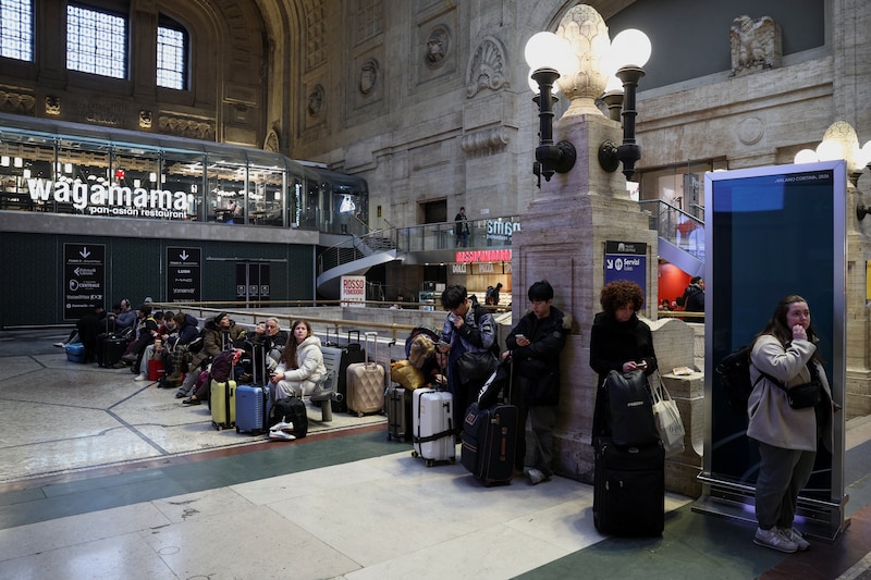 Mensen wachten op een Milanees treinstation na sabotage op het spoor van en naar de stad Bologna. 