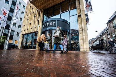 In Rozet vroeg de vrijbuitende casanova haar nummer, ik wachtte het antwoord nieuwsgierig en een bee