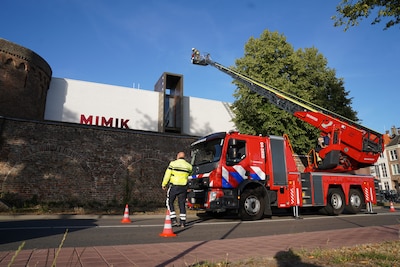 Bezoekers van Filmtheater Mimik in Deventer staan op straat na brandlucht
