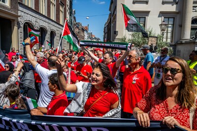 Grote opkomst bij Rode Lijn-demonstratie in Dordrecht: ‘Zeker drieduizend mensen’