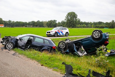 Forse ravage na botsing bij Klarenbeek: auto op de kop in weiland