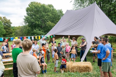 Deze buurtcamping is een groot succes: ‘Ik ga dit weekend heel veel buitenspelen!’
