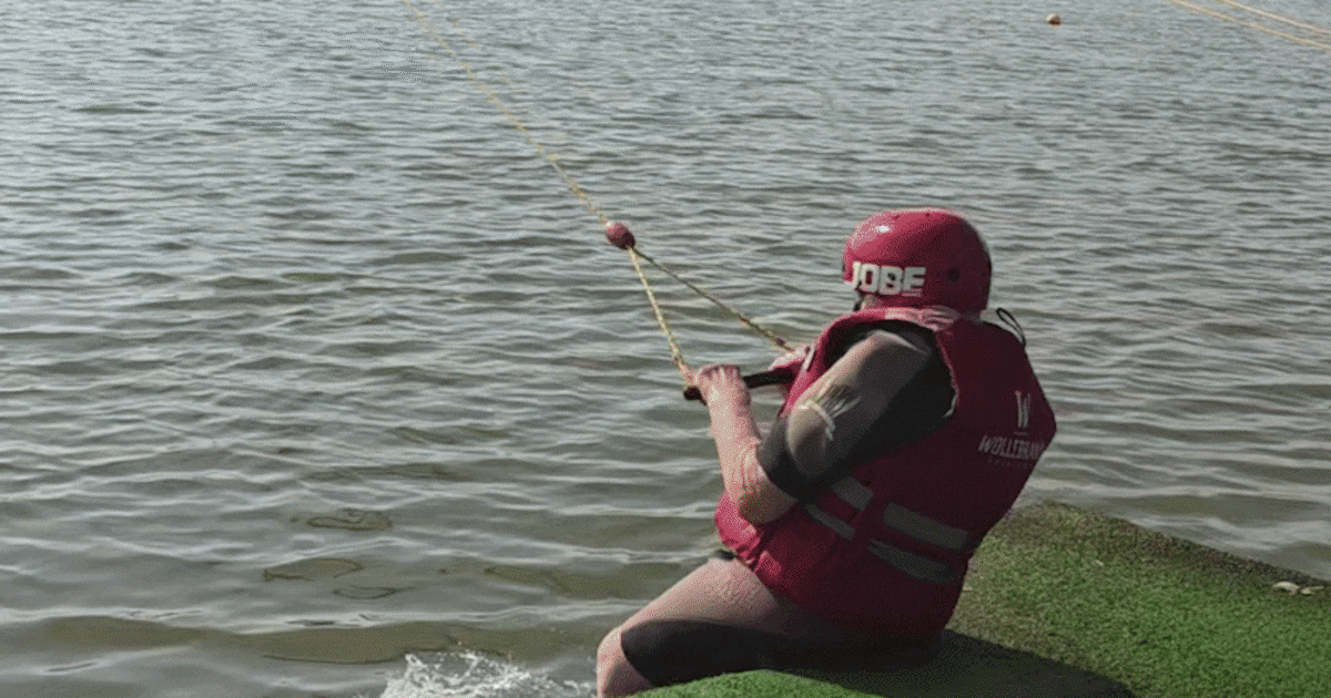 Ze belandde meermaals op de spoedeisende hulp, maar Wilma (92) blijft waterskiën: ‘Er is geen stoppe