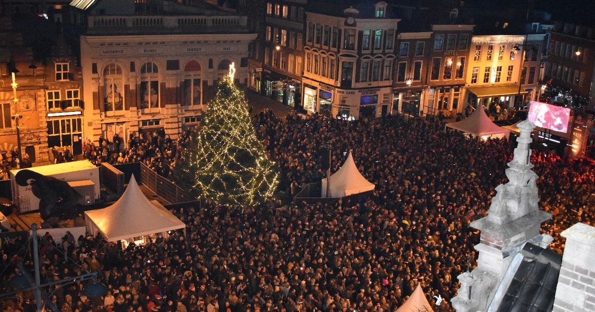 Kerstavond begint buiten: dit staat je te wachten bij de kerstsamenzang in Haarlem