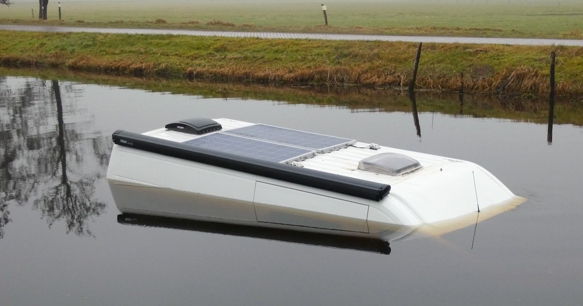 Camper kopje onder in de Beilervaart, bestuurder naar het ziekenhuis