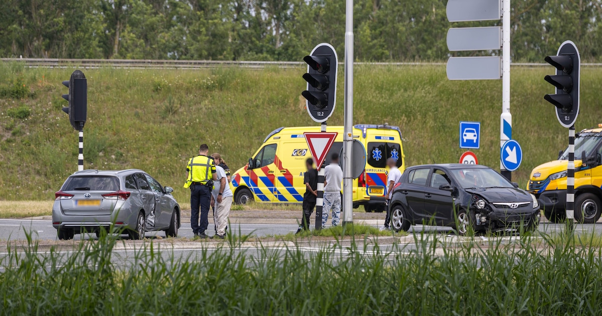 Gewonde bij botsing tussen twee auto's in Almere