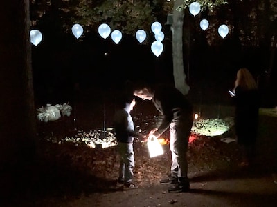 De avond valt en deze begraafplaats stroomt vol: ‘Er heerst bijna een soort heiligheid’