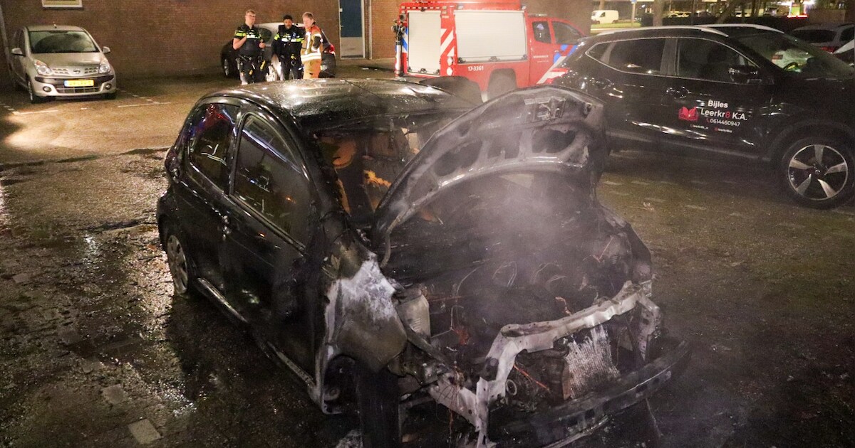 Vernielde auto in vlammen opgegaan in Rotterdam-Charlois