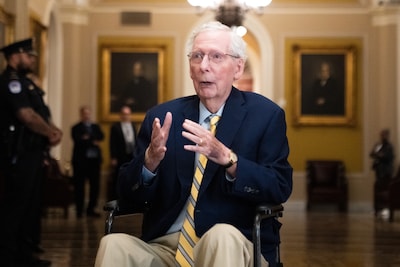 ‘Doodgewaande’ senator McConnell keert terug in Senaat na drie maanden van ziekte