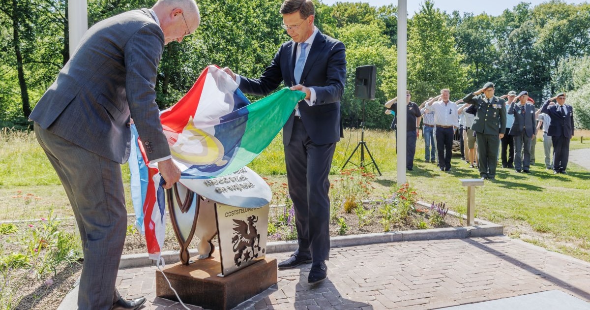 Veteranenmonument onthuld bij gemeentehuis in Oosterwolde
