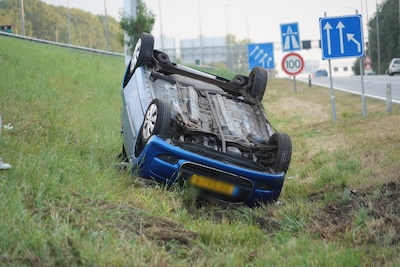 Auto met vier vrouwen slaat over de kop op toerit A28 bij Zwolle