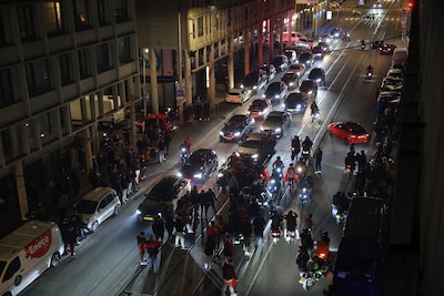 WK-feest in Schilderswijk: tientallen Turkse supporters de straat op