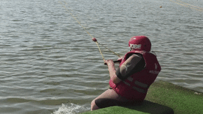 Ze belandde meermaals op de spoedeisende hulp, maar Wilma (92) blijft waterskiën: ‘Er is geen stoppen aan’