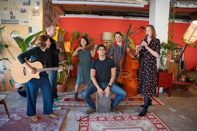 Bieslook Karavaan speelt wereldmuziek in Tuin de Lage Oorsprong in Oosterbeek