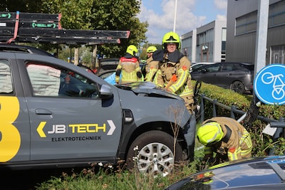 Vrouw bekneld in auto na zware botsing in Veenendaal, twee bestuurders gewond