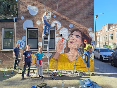 De muurschildering aan de Merelstraat gespot? Er hoort een bijzonder buurtverhaal bij