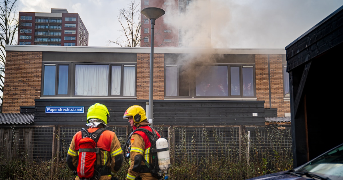 Veel rook bij woningbrand in de Papendrechtstraat in Rotterdam