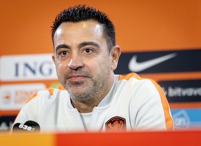 Bondscoach Xavi blikt samen met Denzel Dumfries vooruit op duel met Servië