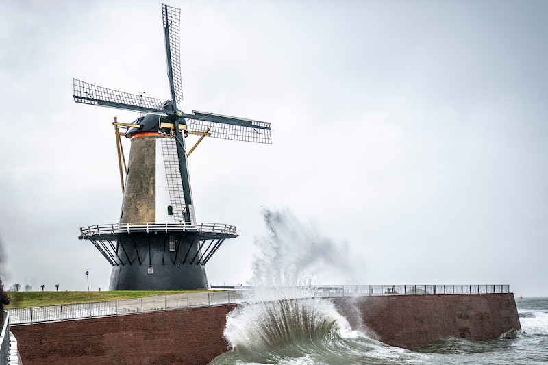 In de loop van de middag bereikte storm Benjamin ons land via Zeeland, zoals hier te zien bij de Oranjemolen in Vlissingen.