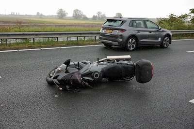 Motorrijder gaat mogelijk door auto onderuit op A59 bij Waalwijk, omrijden is door grote file snelle