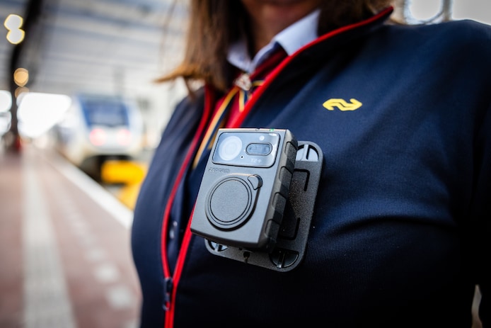 NS-personeel met een bodycam. 