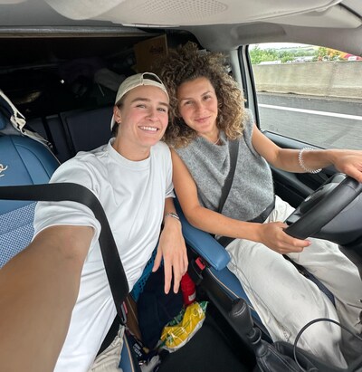 Tophockeysters Michelle en Maria waren gewoon teamgenoten, tot de vonk oversloeg: nu trekken ze met een camper door Europa
